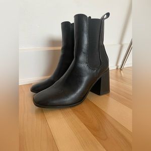 Mid-calve black boots for women